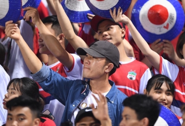 VIDEO: Xuân Trường giản dị tới Hàng Đẫy cổ vũ cho HAGL