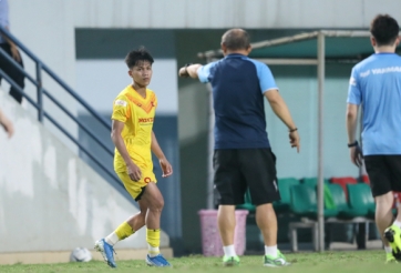 VIDEO: HLV Park Hang Seo chấn chỉnh sao HAGL ở U22 Việt Nam