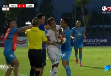 VIDEO: Cận cảnh tình huống HLV Phố Hiến bóp cổ cầu thủ An Giang