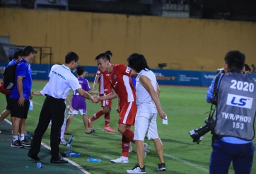 Quế Ngọc Hải và Bùi Tiến Dũng thân mật với trợ lý của HLV Park