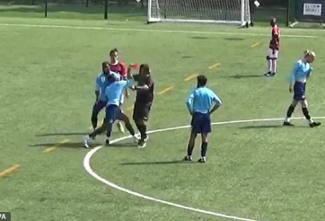 VIDEO: Rút thẻ đỏ, trọng tài bị đấm vỡ mặt