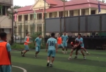 VIDEO: Chán dùng chân, cầu thủ Hải Phòng trổ tài chơi bóng bằng tay