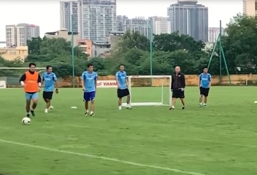 VIDEO: Ban huấn luyện U22 Việt Nam 'tấu hài' trên sân bóng