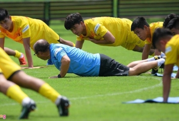 Video: Thầy Park tập 'giảm béo' cùng U22 Việt Nam