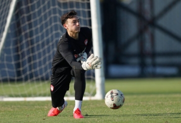 Đặng Văn Lâm giành lại suất bắt chính ở Muangthong United