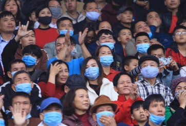 Công Phượng được vợ 'tiếp lửa' trên khán đài