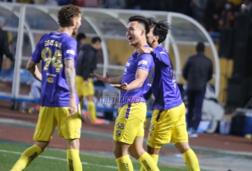 Bùi Hoàng Việt Anh tặng HCV cho 'người đặc biệt'