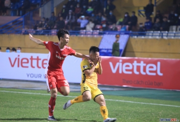 Quá ức chế, cầu thủ Viettel đánh thẳng vào mặt đối thủ