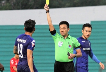 Trọng tài V-League lại gây bão với quyết định không giống ai