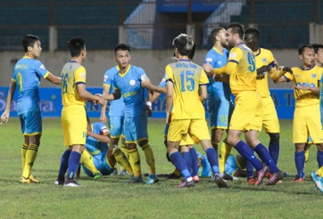 Đội trưởng FLC Thanh Hóa có hành động ‘vô văn hóa’ với CĐV