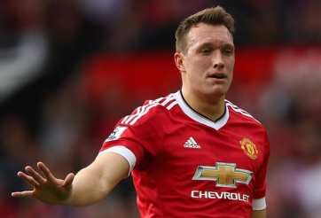 Phòng thay đồ MU: Nạn nhân Phil Jones, nhiều sao bất an