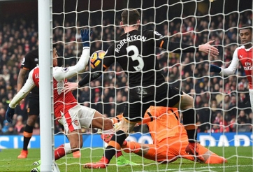 Tay và chân của Sanchez giúp Arsenal đứng vững trong top 4