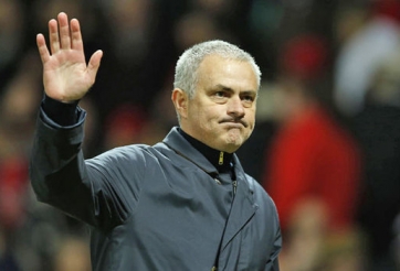 HLV Mourinho bực tức dù MU thắng đậm Saint-Etienne