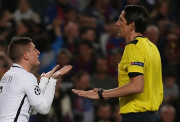Trọng tài bắt trận Barca – PSG bị phạt cực nặng