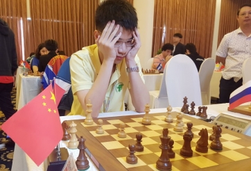 Thần đồng Anh Khôi gây ấn tượng trước ba kỳ thủ Trung Quốc