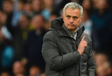 HLV Mourinho báo tin cực buồn cho fan MU