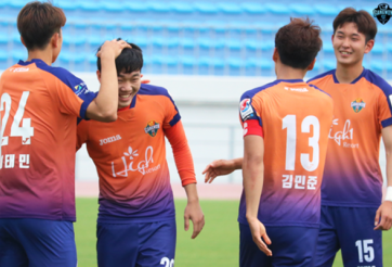 Xuân Trường lên trang chủ Gangwon sau khi lập siêu phẩm