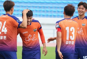 Gangwon FC hòa tuyển TP.HCM trong cơn mưa bàn thắng