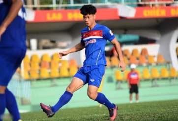 Đức Chinh vượt trội Công Phượng trên sân tập