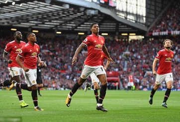 Chật vật thắng Leicester, MU trở lại ngôi đầu Ngoại hạng Anh