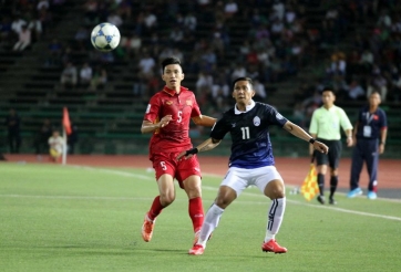 Đá sân cỏ nhân tạo, hàng loạt cầu thủ Việt Nam chấn thương