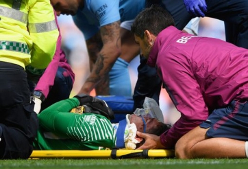 Ederson may mắn thoát chấn thương nặng sau cú đạp của Mane