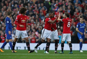 Thắng đậm Everton, MU trở lại đỉnh bảng Ngoại hạng Anh