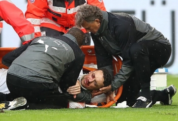 Thủ quân của Stuttgart thoát chết ngay trên sân bóng