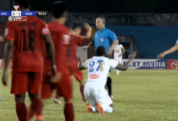 CLB TP.HCM nhận bàn thua khi đang ‘phân bua’ với trọng tài