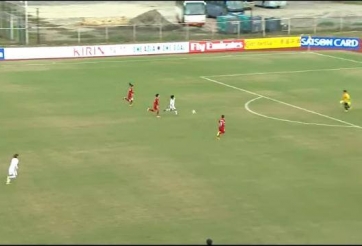 Thủ môn U19 nữ Việt Nam 'hồn nhiên' bắt bóng ngoài vòng cấm