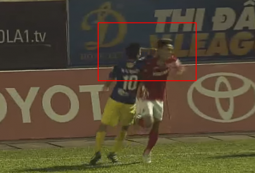 Xuân Tú nói gì để giúp Văn Quyết thoát thẻ đỏ vụ ‘giật chỏ’?