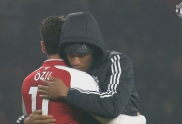 Mừng MU thắng trận, ngày Ozil rời Arsenal không còn xa