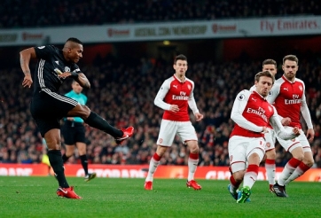 Đá với 10 người, MU vẫn đả bại Arsenal ngay tại Emirates