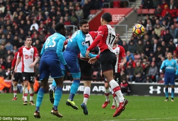 Giroud tỏa sáng, Arsenal vất vả giành 1 điểm ở St. Mary's