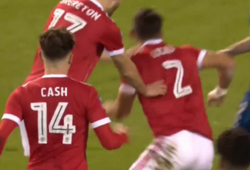 Hậu vệ ‘sát thủ’ vẽ đường cong tuyệt đẹp vào lưới Ospina