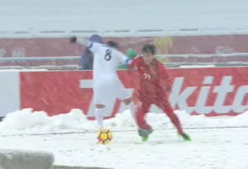 Chơi xấu, tiền đạo U23 Uzbekistan thoát thẻ đỏ