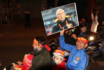 HLV Park Hang Seo được chào đón như người hùng ở phố Núi