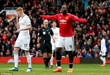 Lukaku và Sanchez tỏa sáng, MU thắng dễ Swansea