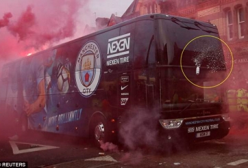 Xe bus của Man City hỏng nặng vì CĐV quá khích