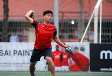 Cầu thủ ‘ném giầy vào mặt trọng tài’ bị treo giò 3 năm 