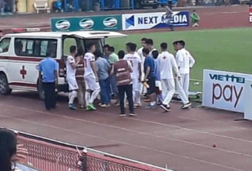 Sao U20 VN gãy chân, nhập viện khẩn cấp sau pha bóng thô bạo