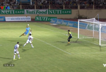 Cận cảnh pha thổi penalty 'tưởng tượng' ở trận Sanna Khánh Hòa vs HAGL