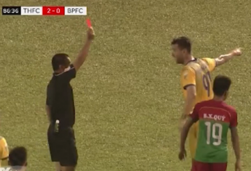 Sao nhập tịch của FLC Thanh Hóa đánh cùi chỏ vào mặt đối thủ