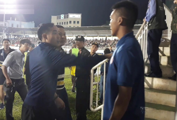 HLV Chu Đình Nghiêm nổi cáu với CĐV HAGL: 'Định đánh nhau à'