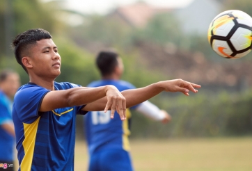 Sân Indonesia quá xấu, U19 Việt Nam phải đá bóng bằng… tay