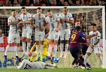 Cú đá của Suarez bị chặn đứng bởi quyết định không tưởng