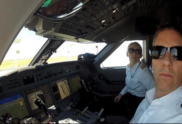 Phi công vụ chủ tịch Leicester tử nạn được gọi là anh hùng