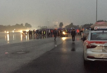 CĐV thức đêm, chen chúc xếp hàng mua vé trận Việt Nam - Malaysia