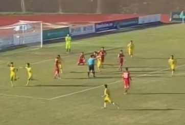 VIDEO: Hậu vệ Hà Nội đi bóng giữa vòng cấm, cứa lòng ghi bàn