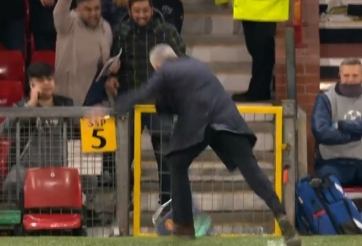 Mourinho đập phá khi Fellaini ghi bàn giúp MU đi tiếp